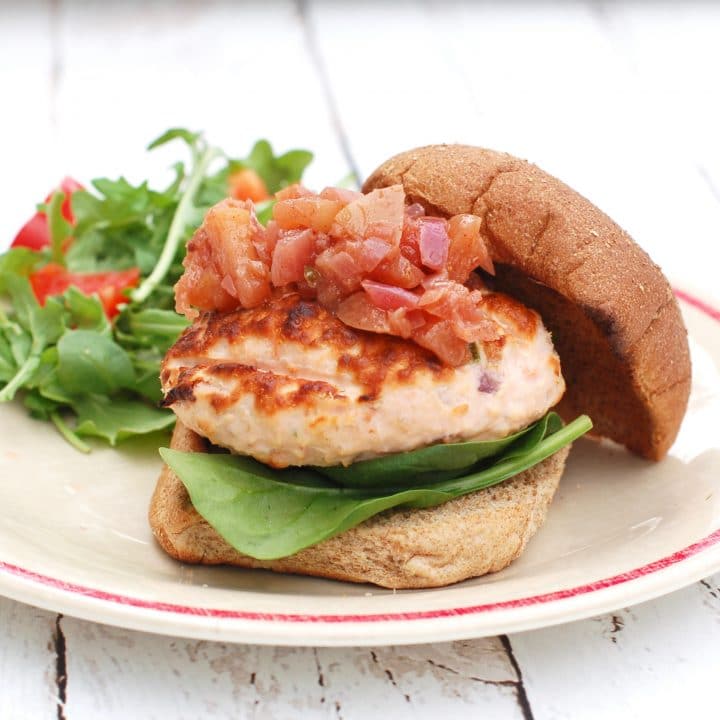 Quick and easy grilled fresh salmon burgers are full of flavor and nutrition. A great alternative to classic beef burgers for your summer barbecue! Recipe via JessicaLevinson.com | #EggFree #DairyFree #GlutenFree #salmon #burgers #omega3 #seafood2xwk