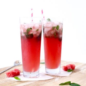 Sit back and relax this summer with a delicious and refreshing no-sugar added watermelon mojito full of the fresh flavors of summer!  Recipe via JessicaLevinson.com | #mojito #summercocktails #cocktails #watermelon #noaddedsugar
