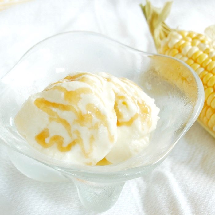 This caramel corn frozen yogurt is a delicious way to enjoy the flavor of sweet summer corn throughout the year. Get the recipe, made with less added sugar than most frozen desserts, at JessicaLevinson.com | #lessaddedsugar #frozenyogurt #caramelcorn #froyo #corn #summereats