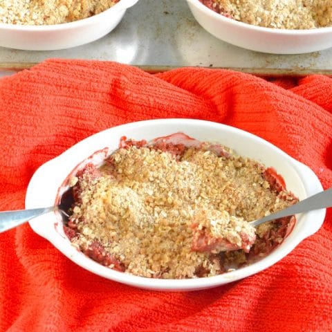 Get tips for managing added sugar this summer and enjoy a lower-sugar version of one of summer’s quintessential desserts, Strawberry Rhubarb Crisp (AD). Recipe via JessicaLevinson.com | #addedsugar #lowsugardessert #strawberry #rhubarb #summerdessert #splendanaturals