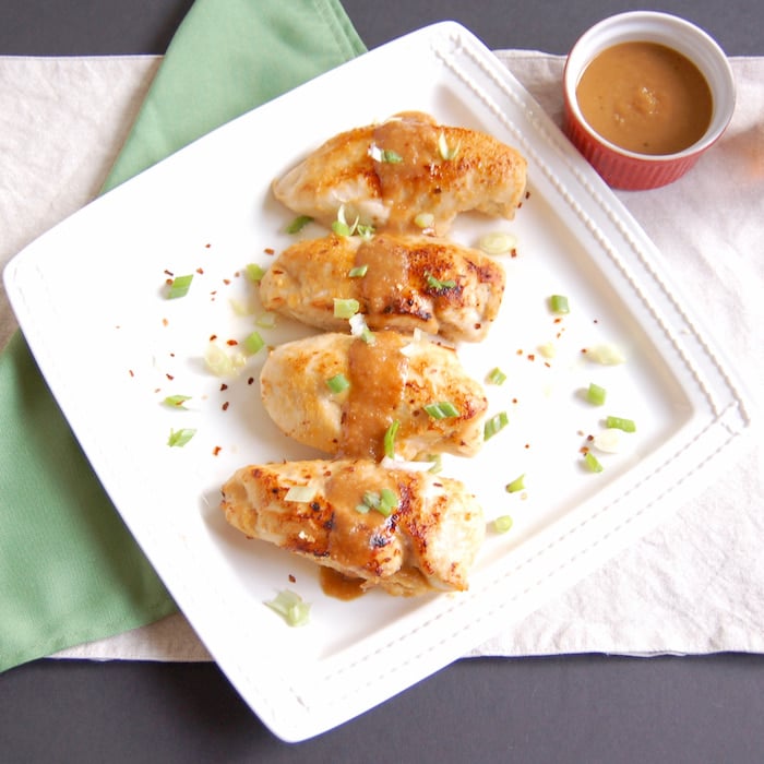 poitrines de poulet glacées au miso sur un plateau de service